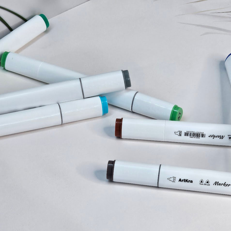 Usmile Toys art supplies: a 48-color marker pen set with bright and anime-inspired colors, featuring a peacock design on the packaging insert."